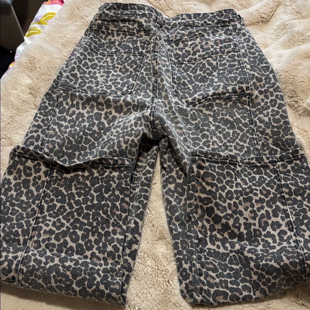 Leopard Print Ankle Jeans - Women's Cropped Jeans in Gray - Picture 4 of 4